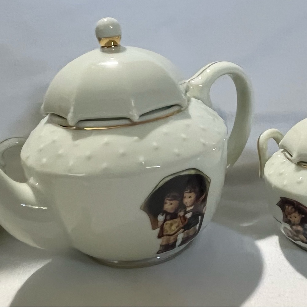 M.J. Hummel Danbury Mint  Porcelain Teapot Stormy Weather Umbrella Girl & Boy